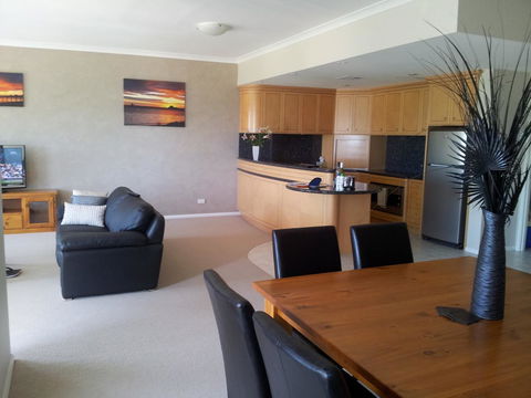 Boardwalk By The Beach - Accommodation Main Beach 1