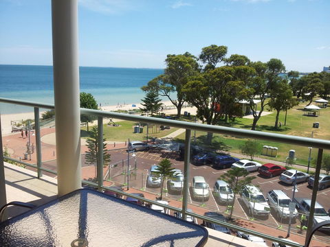 Boardwalk By The Beach - Accommodation Main Beach 3