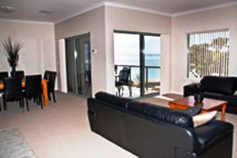 Boardwalk By The Beach - Accommodation Main Beach 7
