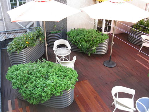 European Hotel - Accommodation Main Beach 21