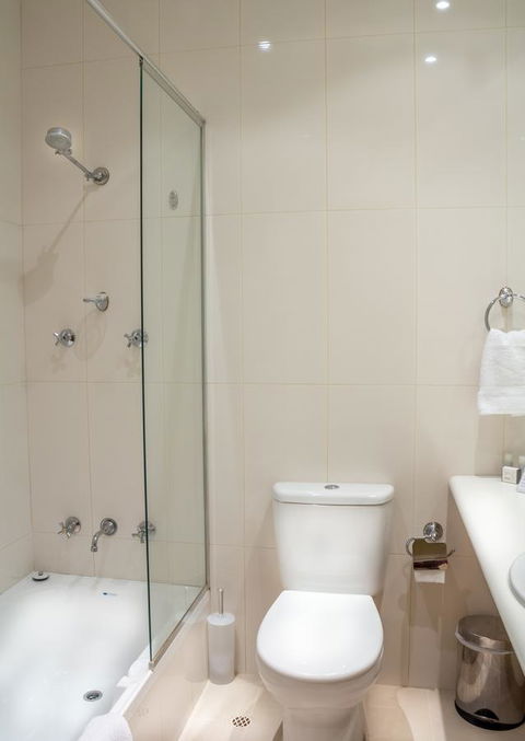 European Hotel - Accommodation Main Beach 30