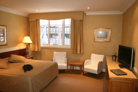 European Hotel - Accommodation Main Beach 22