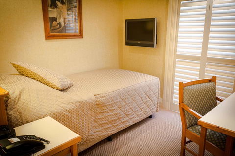 European Hotel - Accommodation Main Beach 34