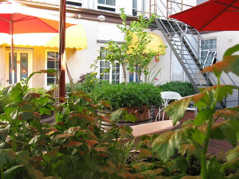 European Hotel - Accommodation Main Beach 9