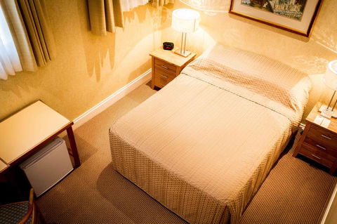 European Hotel - Accommodation Main Beach 28