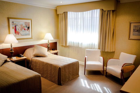 European Hotel - Accommodation Main Beach 31