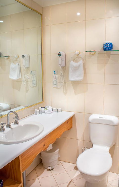 European Hotel - Accommodation Main Beach 18