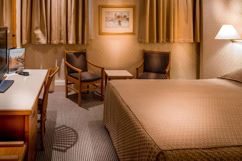 European Hotel - Accommodation Main Beach 20