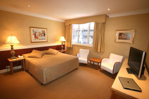 European Hotel - Accommodation Main Beach 2