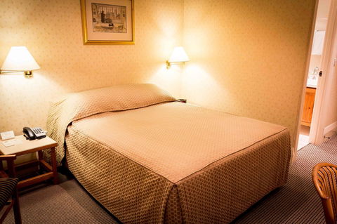 European Hotel - Accommodation Main Beach 32