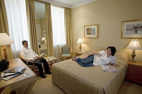European Hotel - Accommodation Main Beach 8