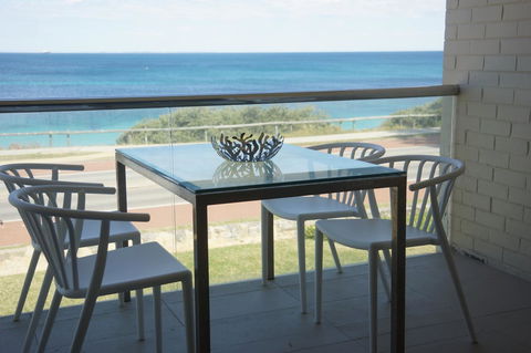 Cottesloe Beachfront Ocean View Apartment - Accommodation Main Beach 5