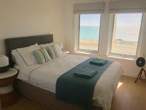 Cottesloe Beachfront Ocean View Apartment - Accommodation Main Beach 2