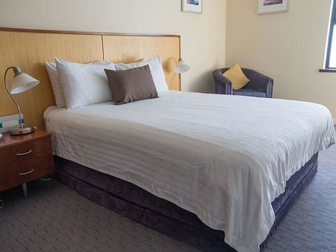 Ocean Beach Hotel - Accommodation Main Beach 0