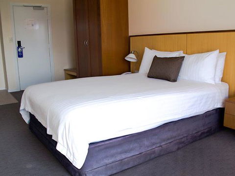 Ocean Beach Hotel - Accommodation Main Beach 2