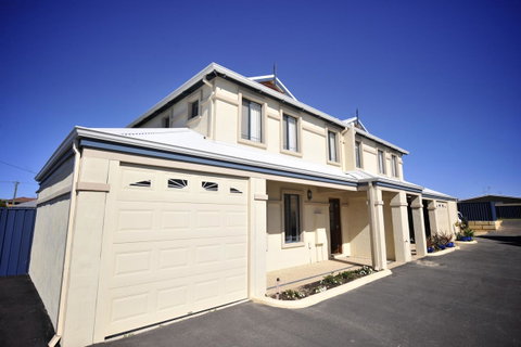 Palm Beach Manor - Accommodation Main Beach 0