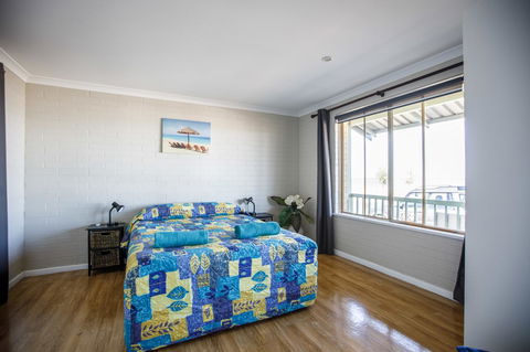 Shark Bay Seafront Apartments - Accommodation Main Beach 31