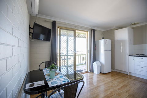 Shark Bay Seafront Apartments - Accommodation Main Beach 23