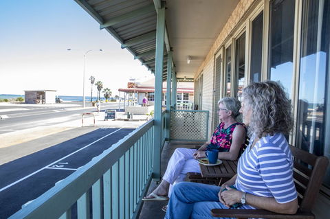 Shark Bay Seafront Apartments - Accommodation Main Beach 19
