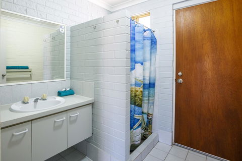Shark Bay Seafront Apartments - Accommodation Main Beach 10