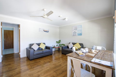 Shark Bay Seafront Apartments - Accommodation Main Beach 41