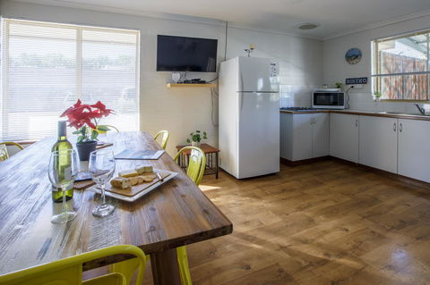 Shark Bay Seafront Apartments - Accommodation Main Beach 37