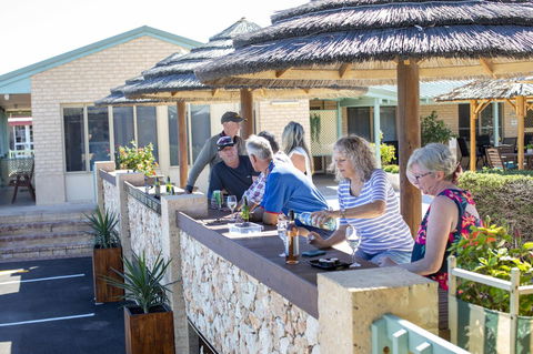 Shark Bay Seafront Apartments - Accommodation Main Beach 36
