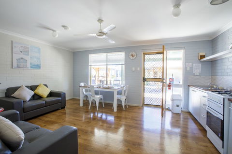 Shark Bay Seafront Apartments - Accommodation Main Beach 12