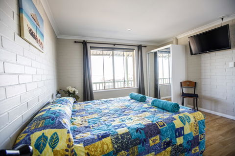 Shark Bay Seafront Apartments - Accommodation Main Beach 4