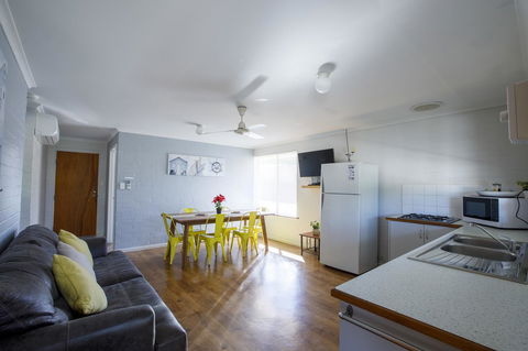 Shark Bay Seafront Apartments - Accommodation Main Beach 39
