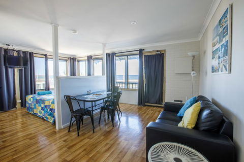 Shark Bay Seafront Apartments - Accommodation Main Beach 34