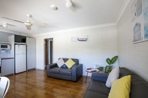 Shark Bay Seafront Apartments - Accommodation Main Beach 8