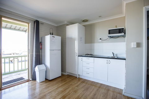 Shark Bay Seafront Apartments - Accommodation Main Beach 5