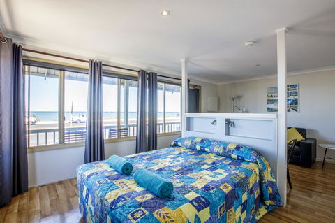 Shark Bay Seafront Apartments - Accommodation Main Beach 16