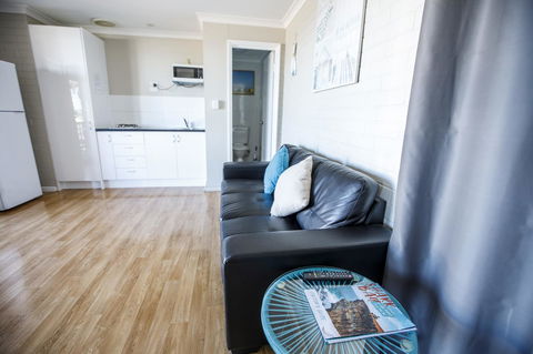 Shark Bay Seafront Apartments - Accommodation Main Beach 30