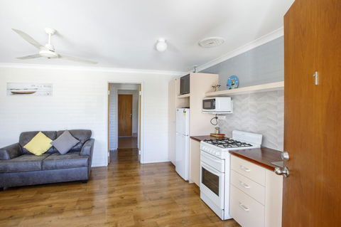 Shark Bay Seafront Apartments - Accommodation Main Beach 11