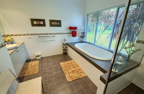Glenelg On King Bed & Breakfast - Accommodation Main Beach 3