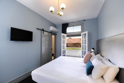 The Stirling Arms Hotel - Accommodation Main Beach 6