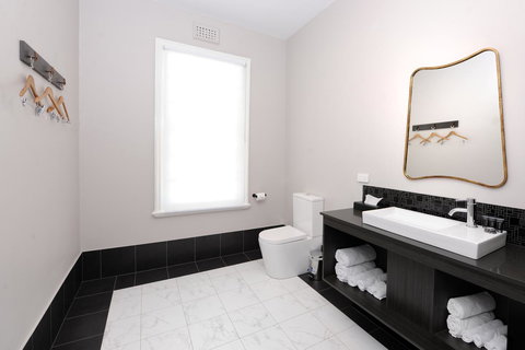 The Stirling Arms Hotel - Accommodation Main Beach 8