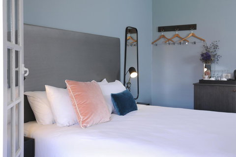 The Stirling Arms Hotel - Accommodation Main Beach 13