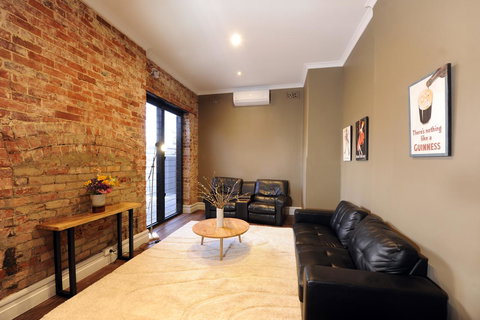 The Stirling Arms Hotel - Accommodation Main Beach 31