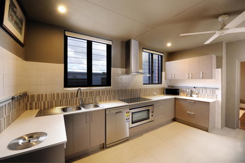 The Stirling Arms Hotel - Accommodation Main Beach 33