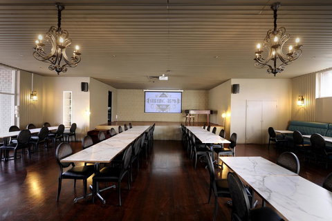 The Stirling Arms Hotel - Accommodation Main Beach 16