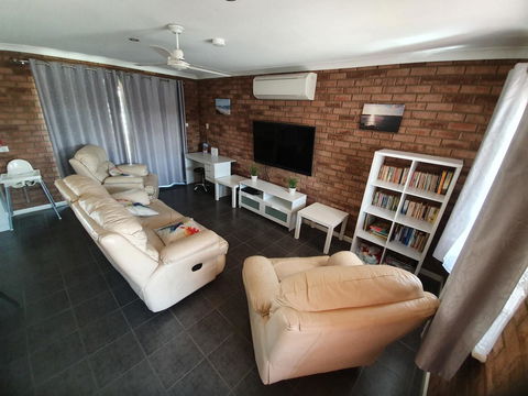 Ocean Beach Chalet 18 - Accommodation Main Beach 4