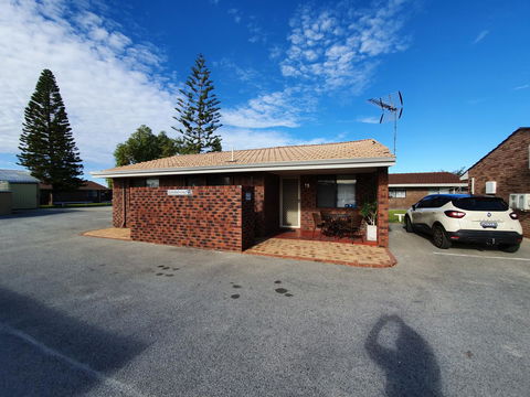 Ocean Beach Chalet 18 - Accommodation Main Beach 5