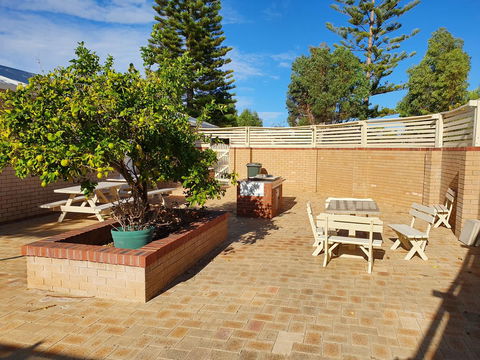 Ocean Beach Chalet 18 - Accommodation Main Beach 10