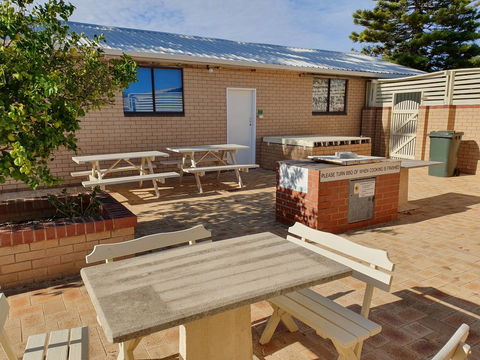 Ocean Beach Chalet 18 - Accommodation Main Beach 11