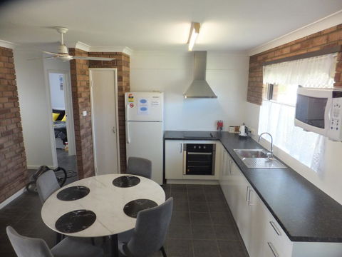 Ocean Beach Chalet 18 - Accommodation Main Beach 17