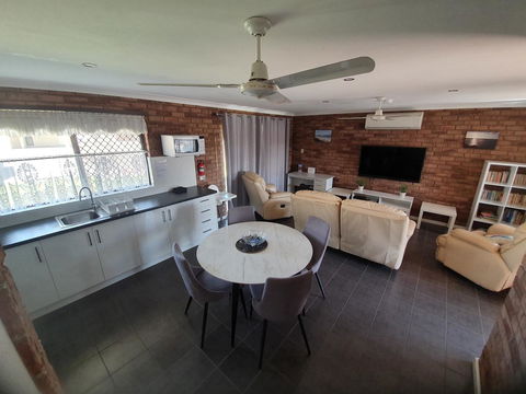 Ocean Beach Chalet 18 - Accommodation Main Beach 3