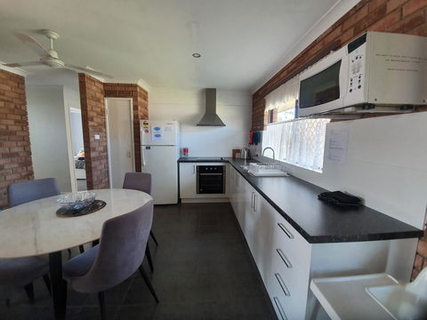 Ocean Beach Chalet 18 - Accommodation Main Beach 2